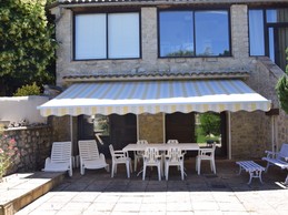 terrasse avec store électrique et mobilier de jardin, barbecue