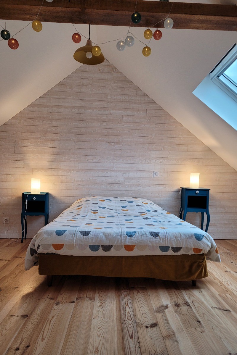 Le Saint, Location, Clévacances, Quemper-Guezennec, chambre étage lit 140
