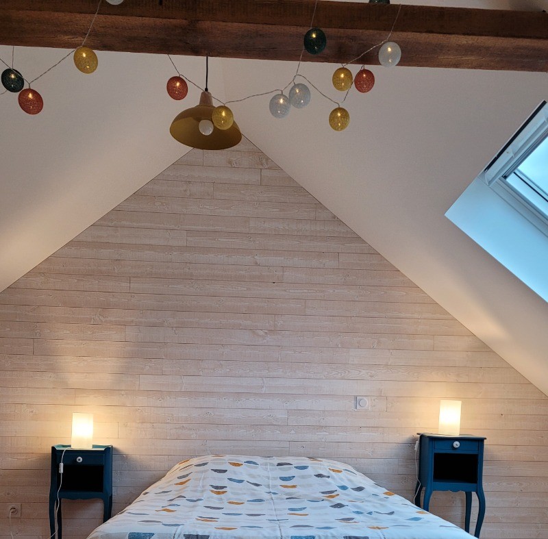 Le Saint, Location, Clévacances, Quemper-Guezennec, chambre étage lit 140