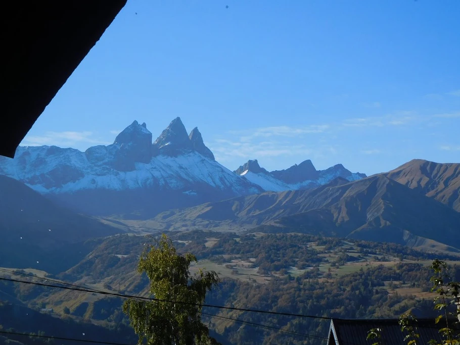 Gite Fleur de Neige - Station de ski - Albiez Montrond en Savoie - Vue du balcon sur les Aiguilles d'Arves