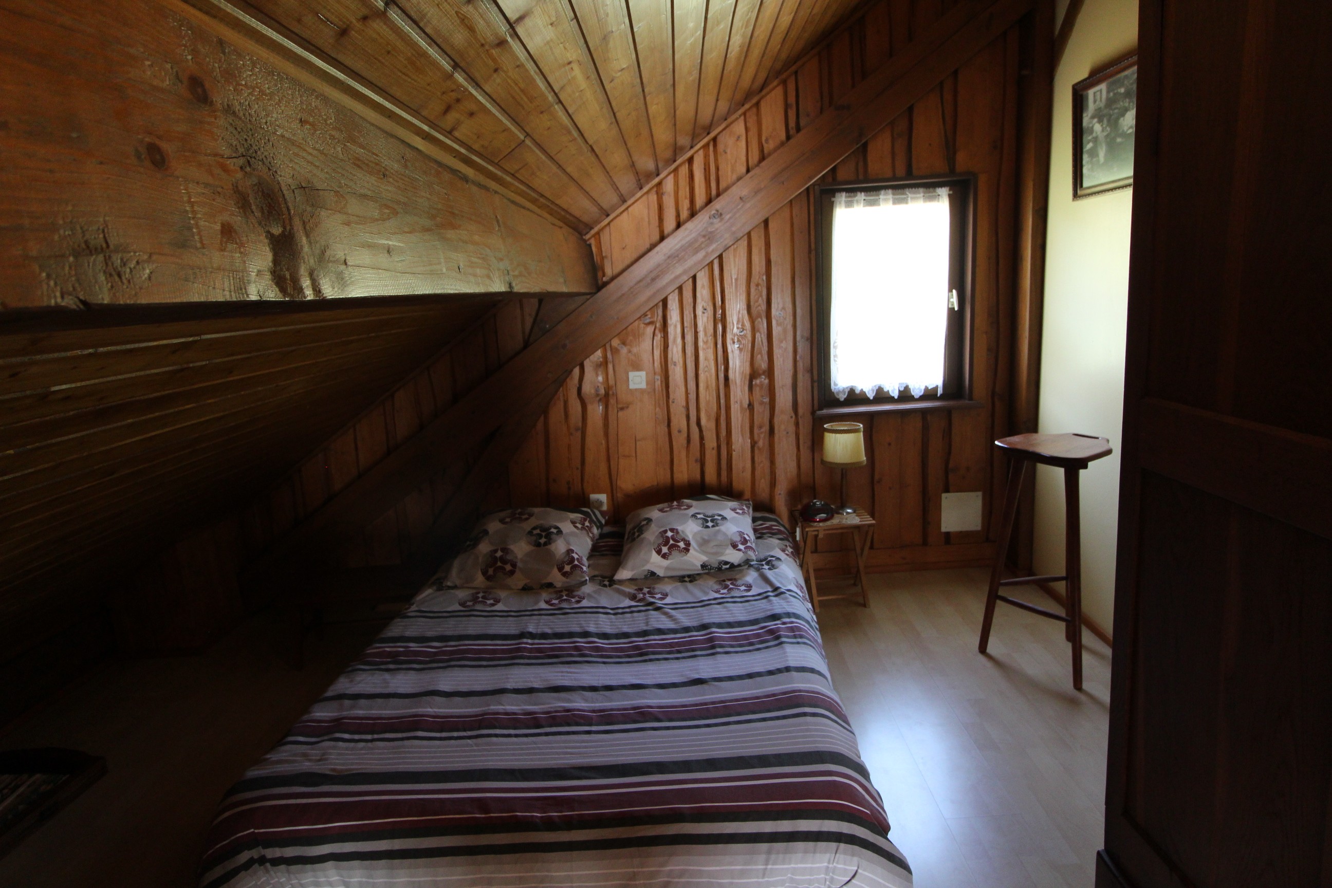 Lit double sur la mezzanine - La 2 CV Verte