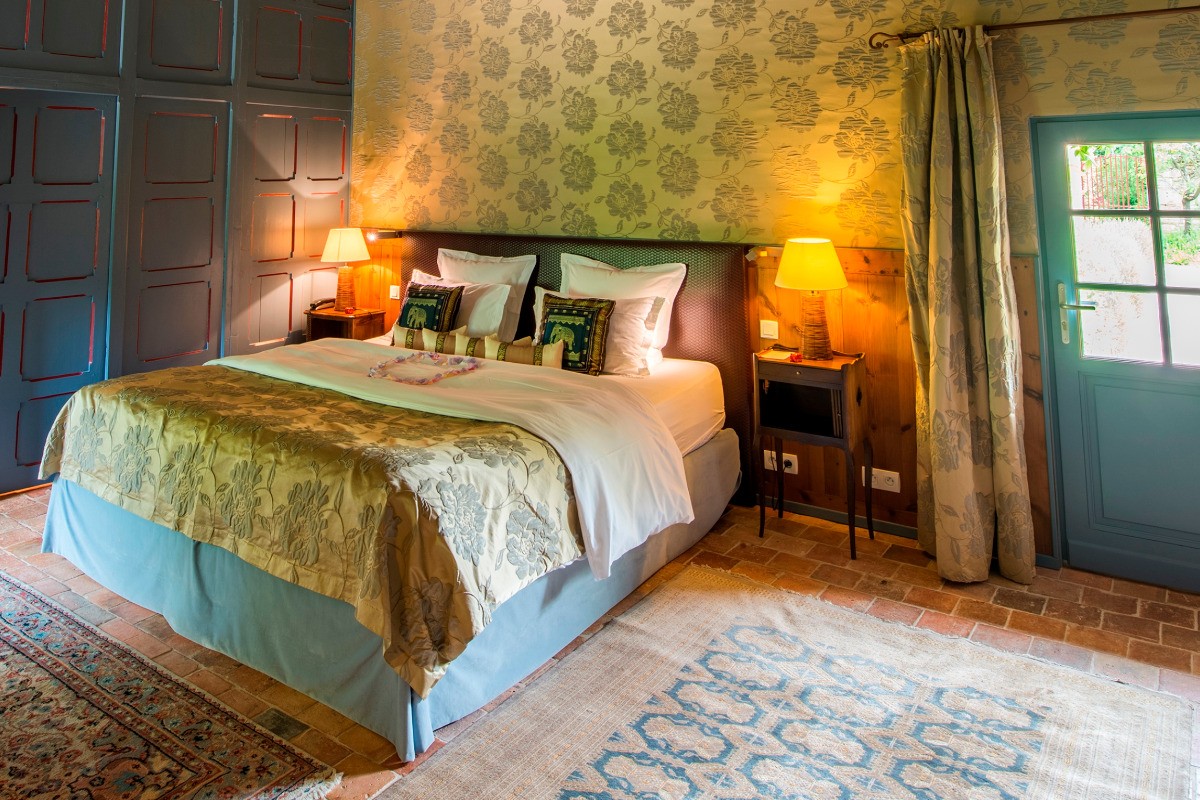 Lit king size et draps en satin