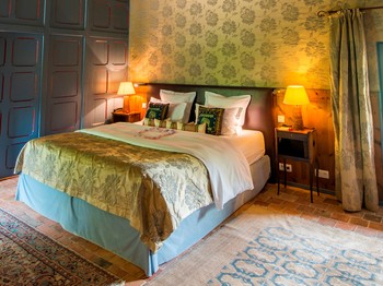 Lit king size et draps en satin