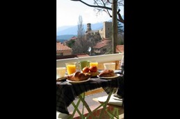 Petit déjeuner  sur le balcon avec vue sur le village