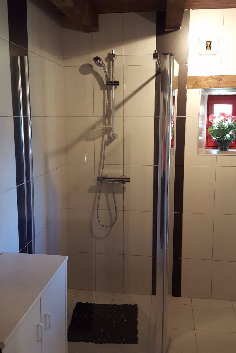 Salle d'eau avec douche italienne