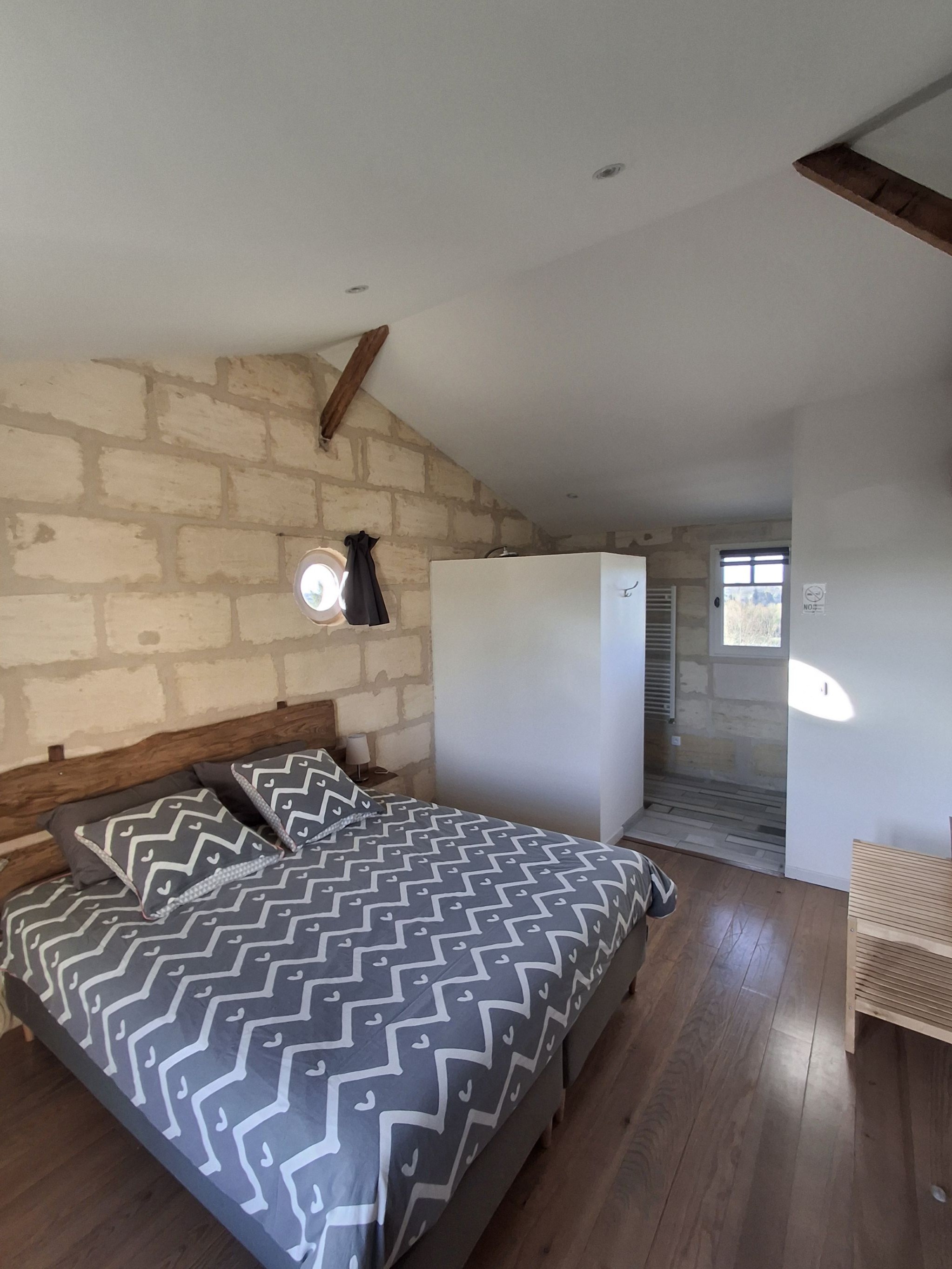 Chambre avec fenêtre et hublot, salle d'eau privative
 à droite de l'escalier