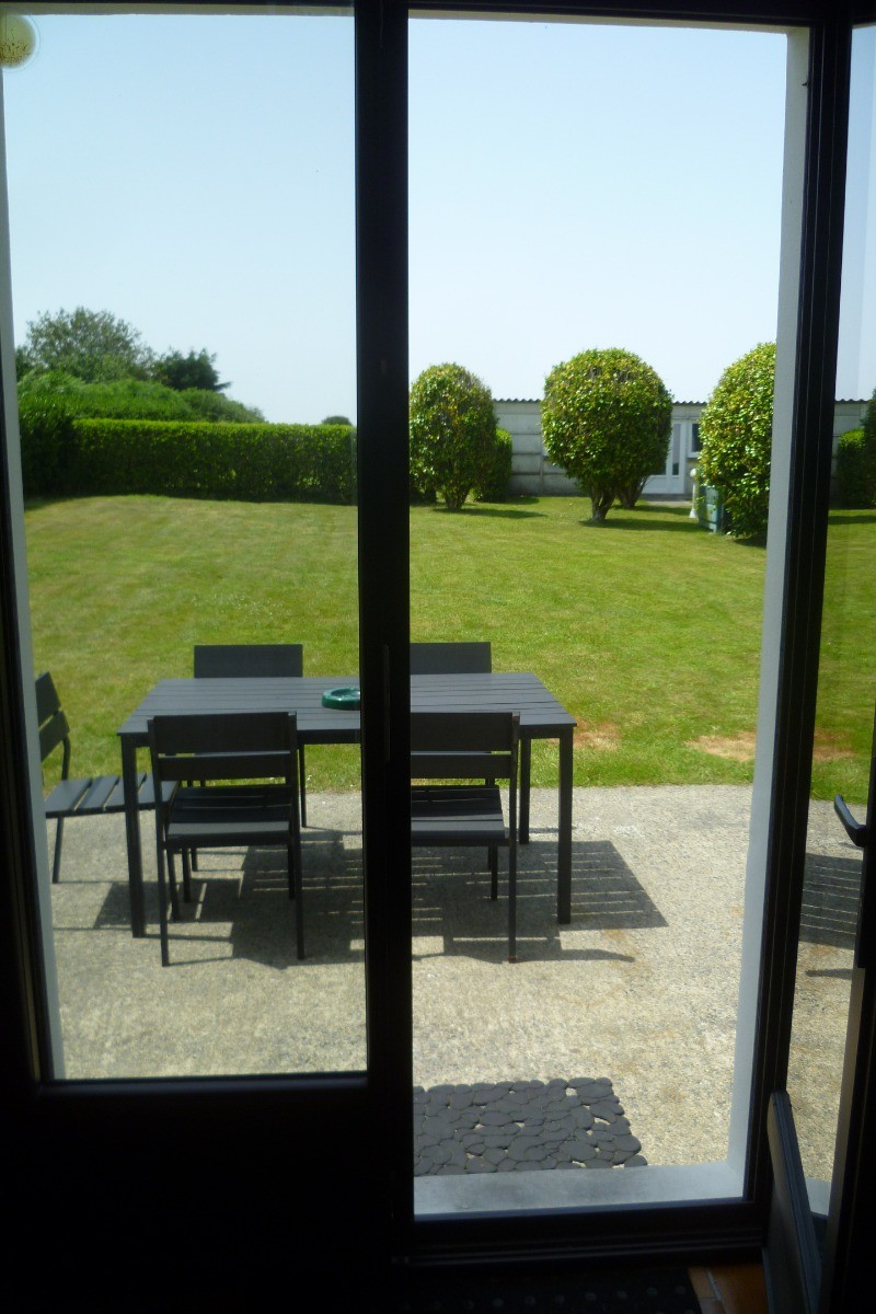 accès de la cuisine la terrasse et le jardin privatif à l'arrière de la maison