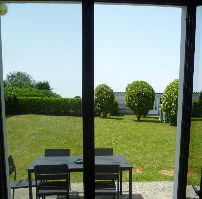 accès de la cuisine la terrasse et le jardin privatif à l'arrière de la maison