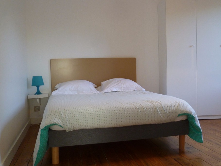 Chambre 1 et sa salle d'eau et WC privatifs au 1er étage