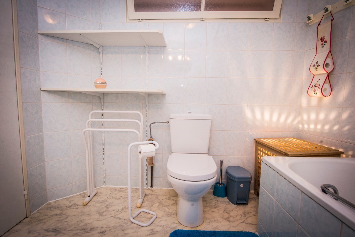 Salle de bain avec WC
