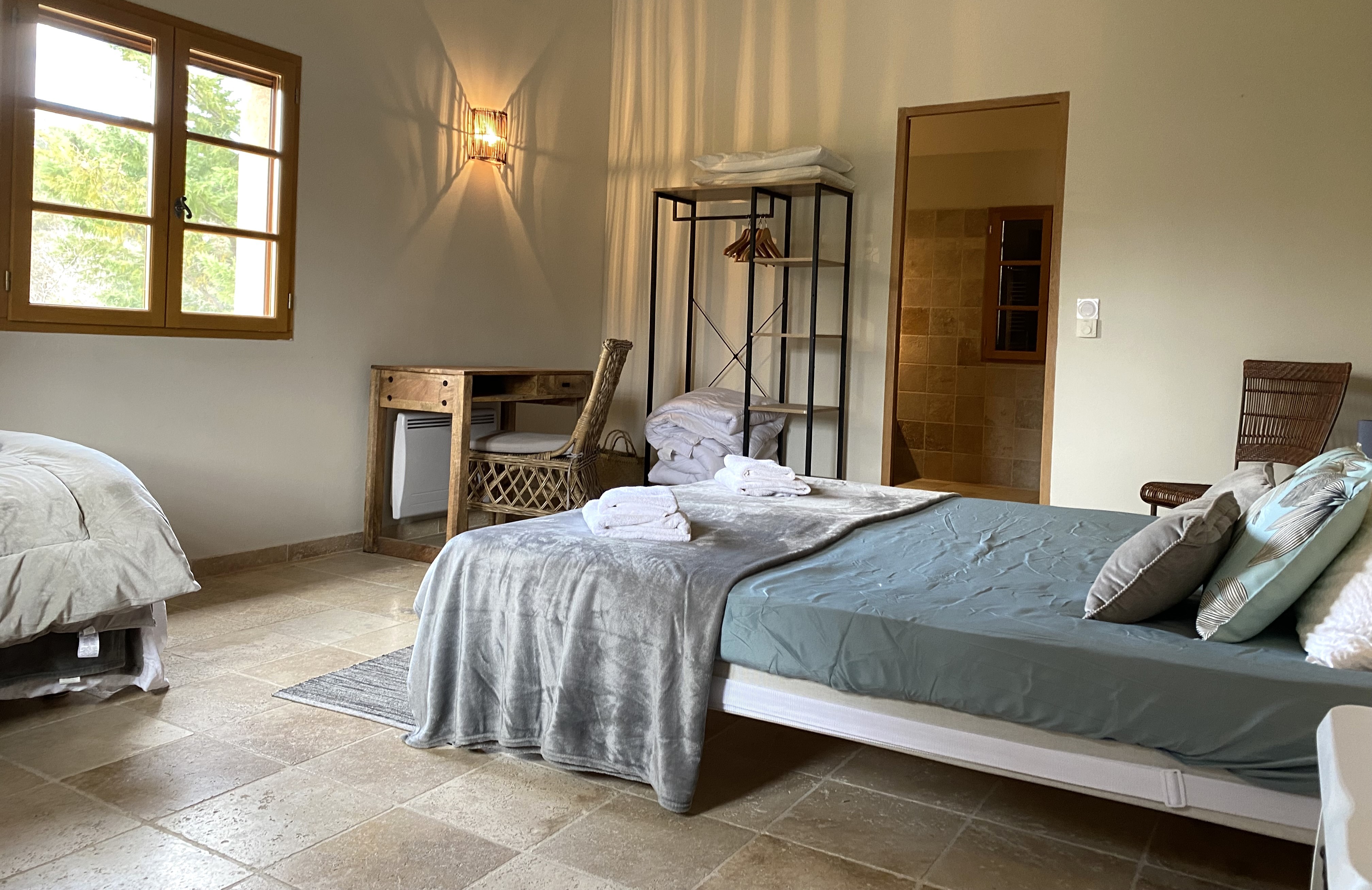 Large Mas les heures Bleues bedroom, en suite bathroom and toilet, one 160 cm bed and one single bed. Air-conditioned, views of the park and swimming pool.