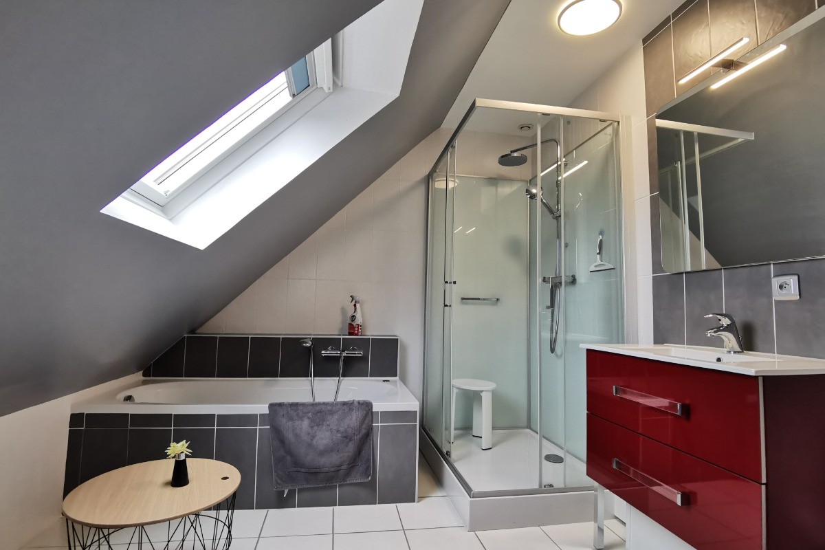 Etage : Salle de bain avec baignoire, douche et WC
