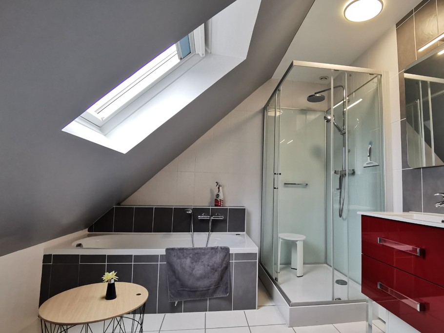 Etage : Salle de bain avec baignoire, douche et WC