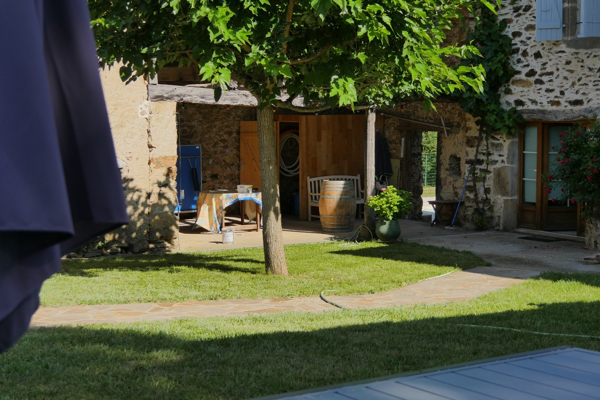 cour, vue vers piscine