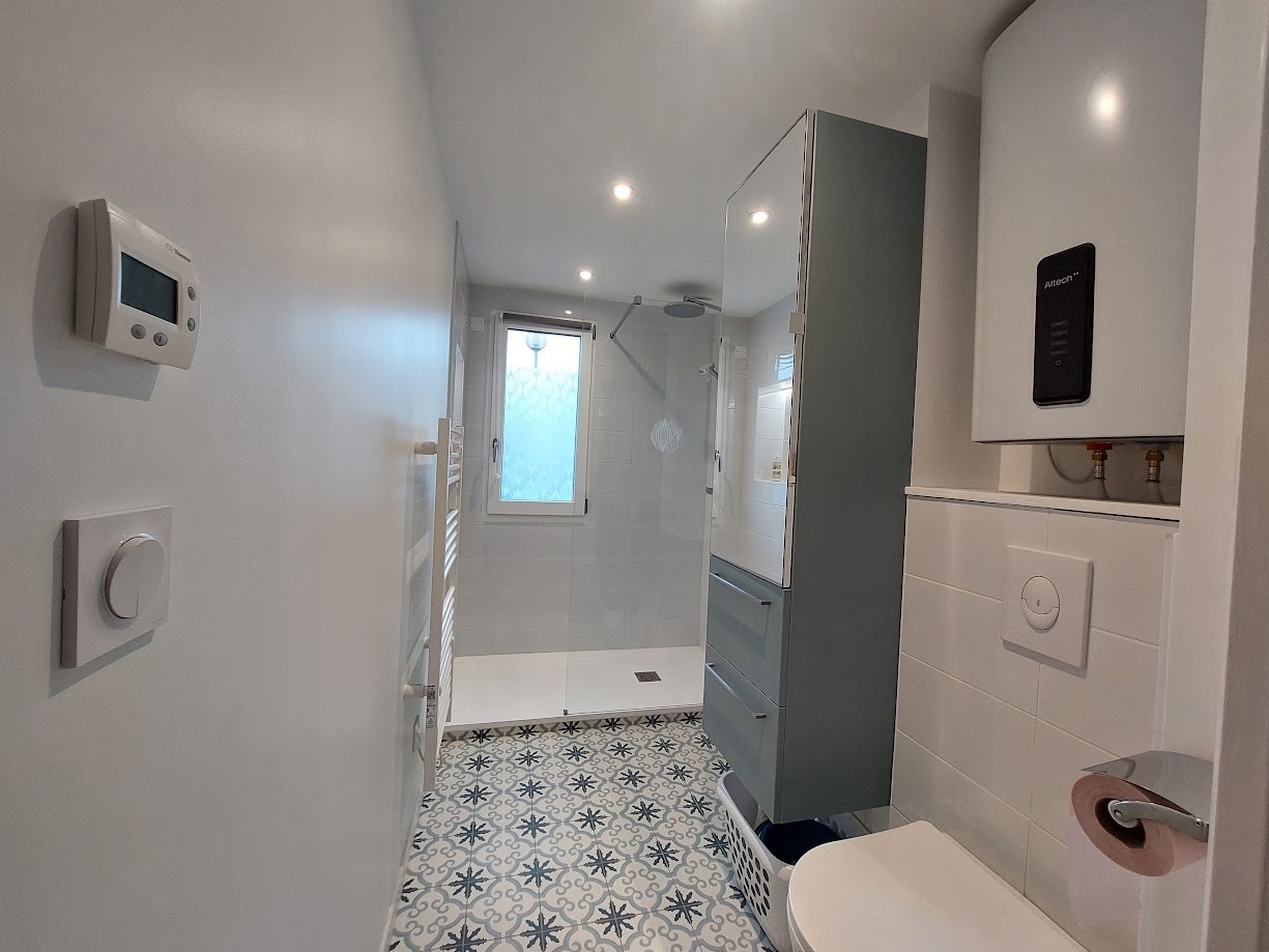 Shower room with walk-in shower, washbasin, toilet and heated towel rail