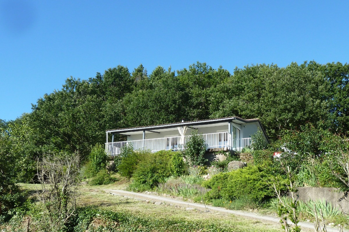 façade est pour des petits déjeuners ensoleillés sur le balcon