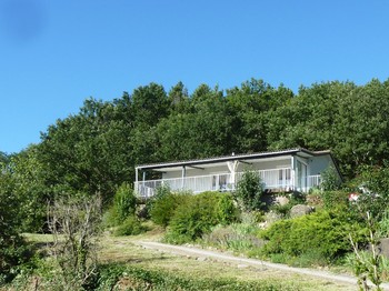 façade est pour des petits déjeuners ensoleillés sur le balcon