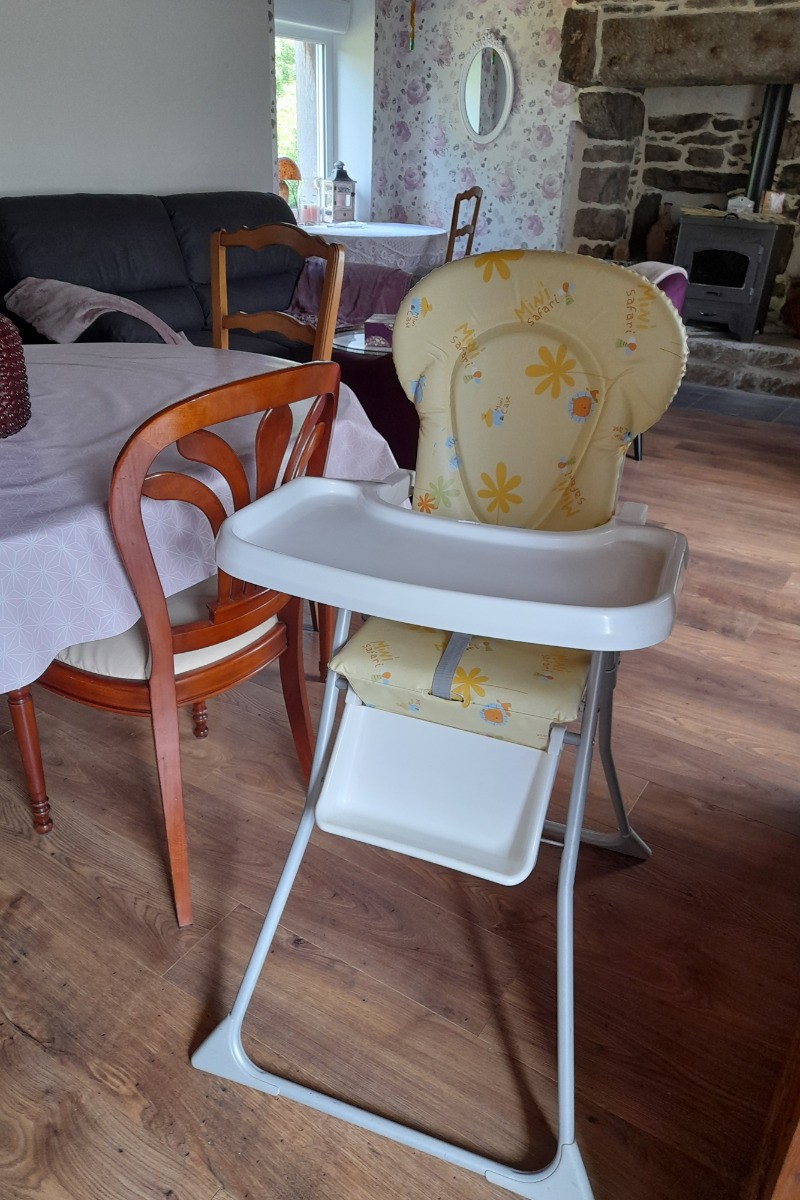 Maison, location Clévacances Bourbriac (Côtes d'Armor, Bretagne) -table haute bébé