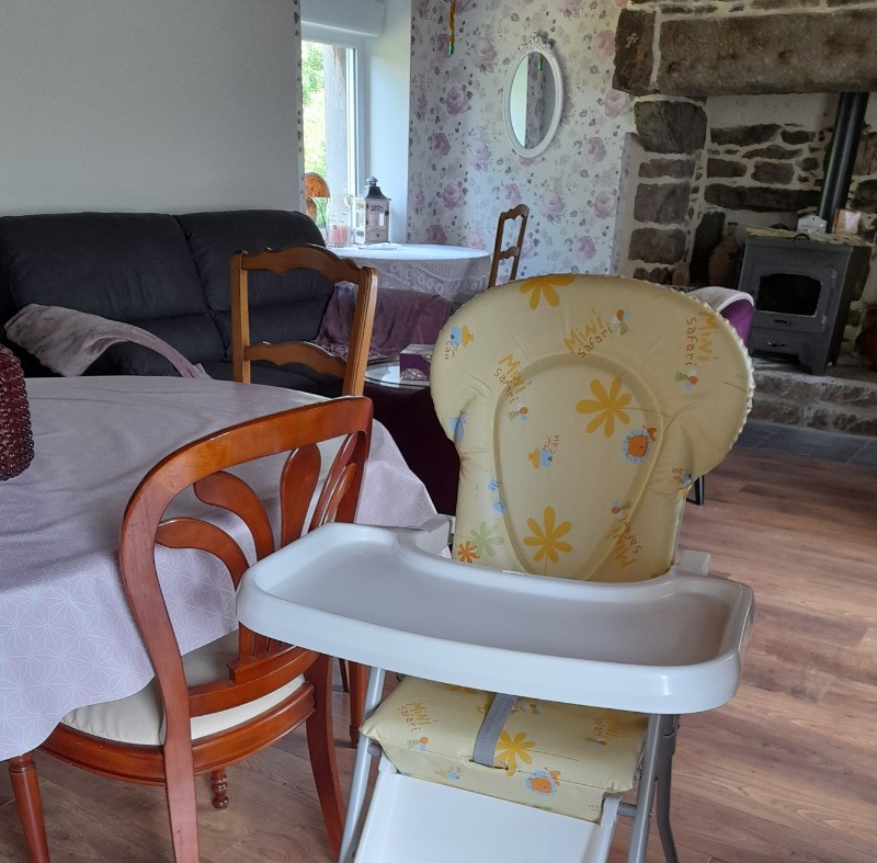 Maison, location Clévacances Bourbriac (Côtes d'Armor, Bretagne) -table haute bébé