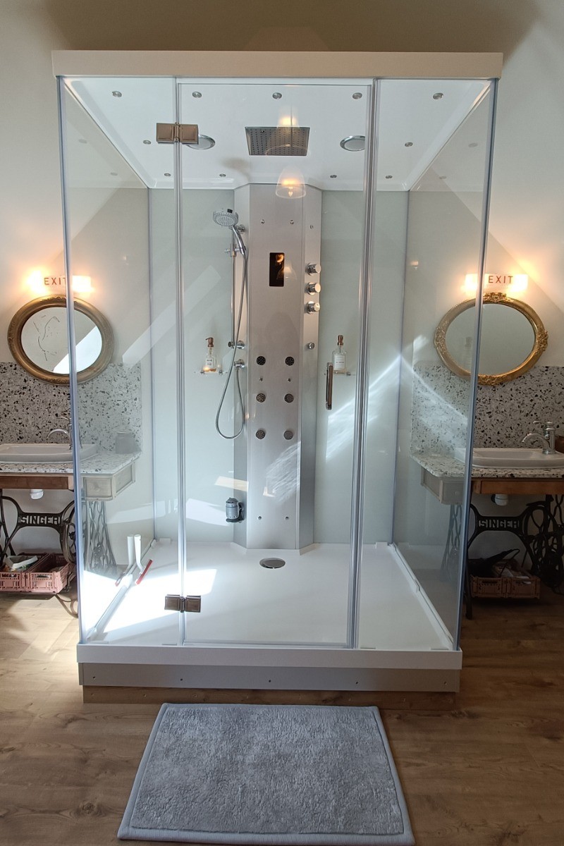 Douche sensorielle pour 2 personnes : système audio bluetooth, multi-jets, plafond lumineux, hammam