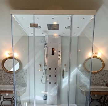Douche sensorielle pour 2 personnes : système audio bluetooth, multi-jets, plafond lumineux, hammam