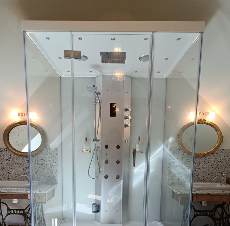 Douche sensorielle pour 2 personnes : système audio bluetooth, multi-jets, plafond lumineux, hammam