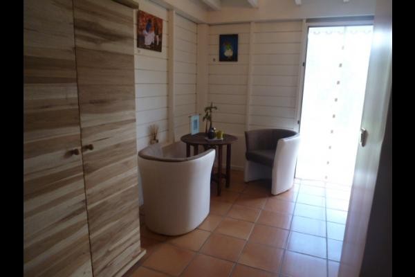 superbe chambre avec 1 lit en 160cm à baldaquin et 1 clic clac d'appoint
