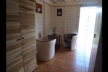 superbe chambre avec 1 lit en 160cm à baldaquin et 1 clic clac d'appoint