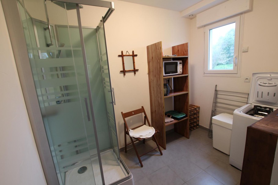 Douche et buanderie au rez-de-chaussée
