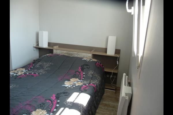 chambre 2 a l'étage avec armoire intégrée