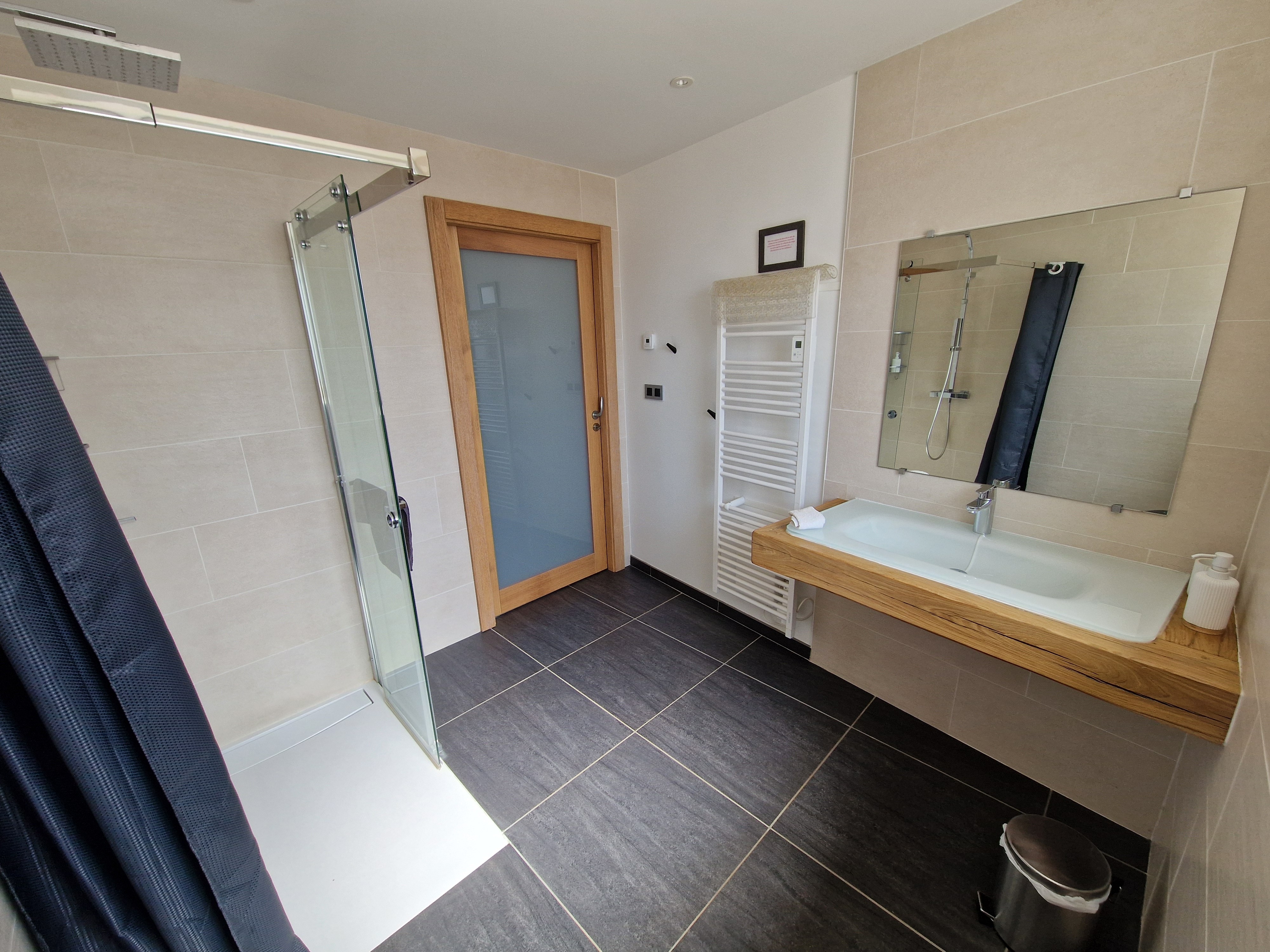 Wheelchair-accessible bathroom – FEING DES LOGES holiday cottage