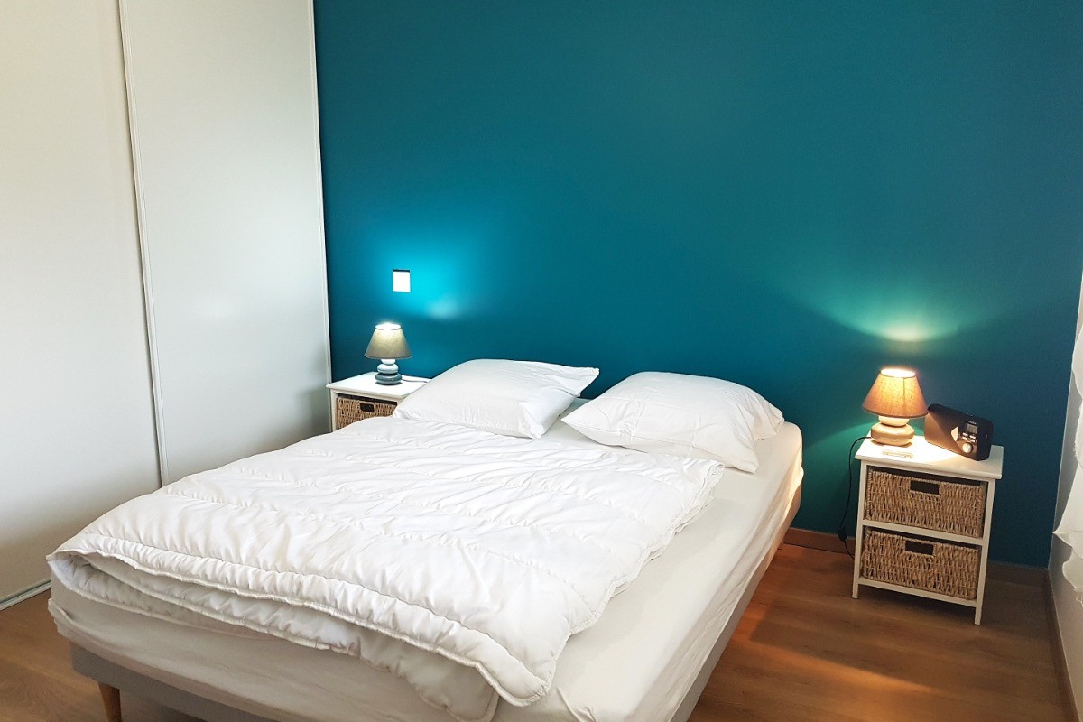 Chambre de 11,7 m² pour 2 personnes (lit 140 cm) avec dressing. Vue sur la cour intérieure de la résidence.