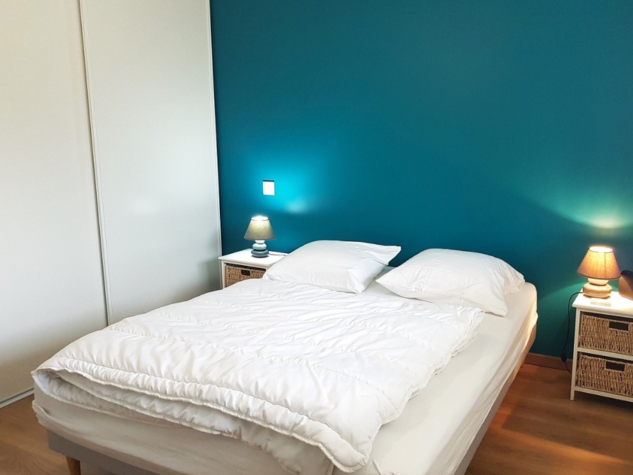 Chambre de 11,7 m² pour 2 personnes (lit 140 cm) avec dressing. Vue sur la cour intérieure de la résidence.