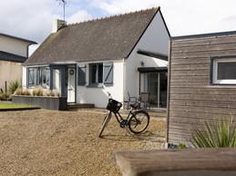 entrée dans la propriété, maison et cabanon