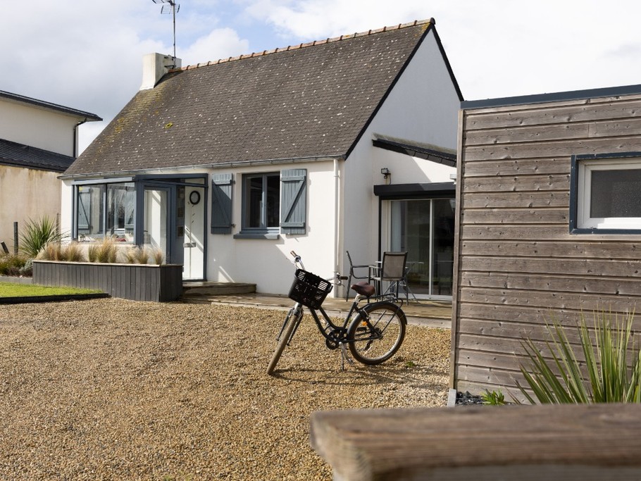 entrée dans la propriété, maison et cabanon