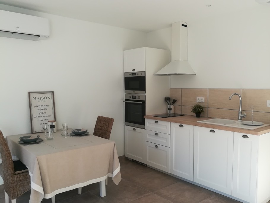 Cuisine équipée ouverte sur séjour