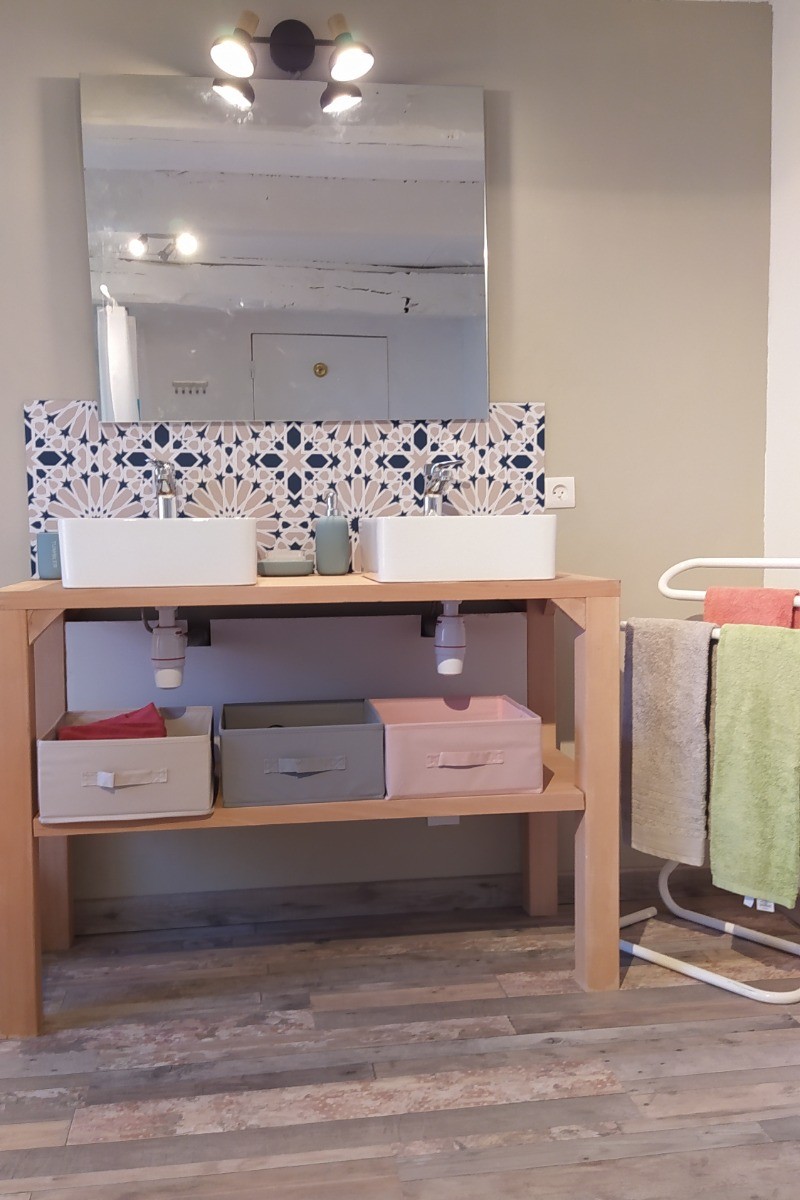 La salle de bain , rénovée en Juin 2022 par un plombier professionnel.