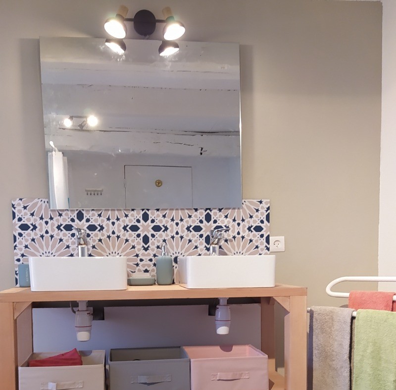 La salle de bain , rénovée en Juin 2022 par un plombier professionnel.