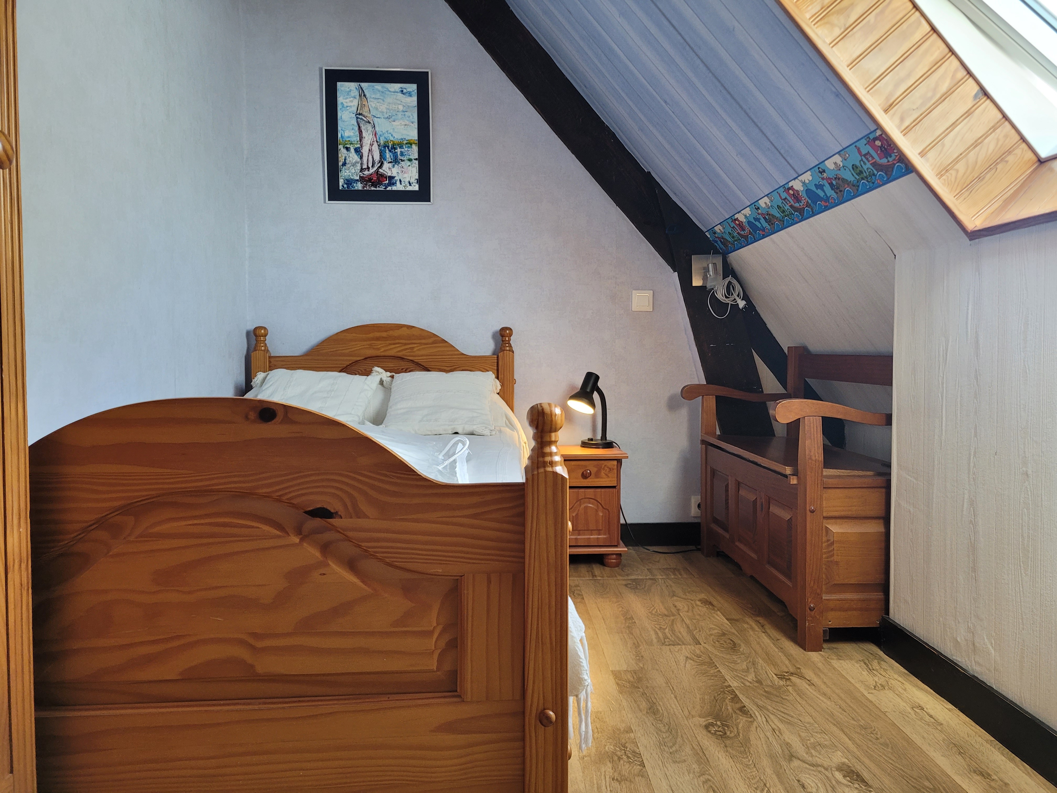 Location de vacances Paimpol, Clévacances, chambre lit simple sous toit avec espace bureau