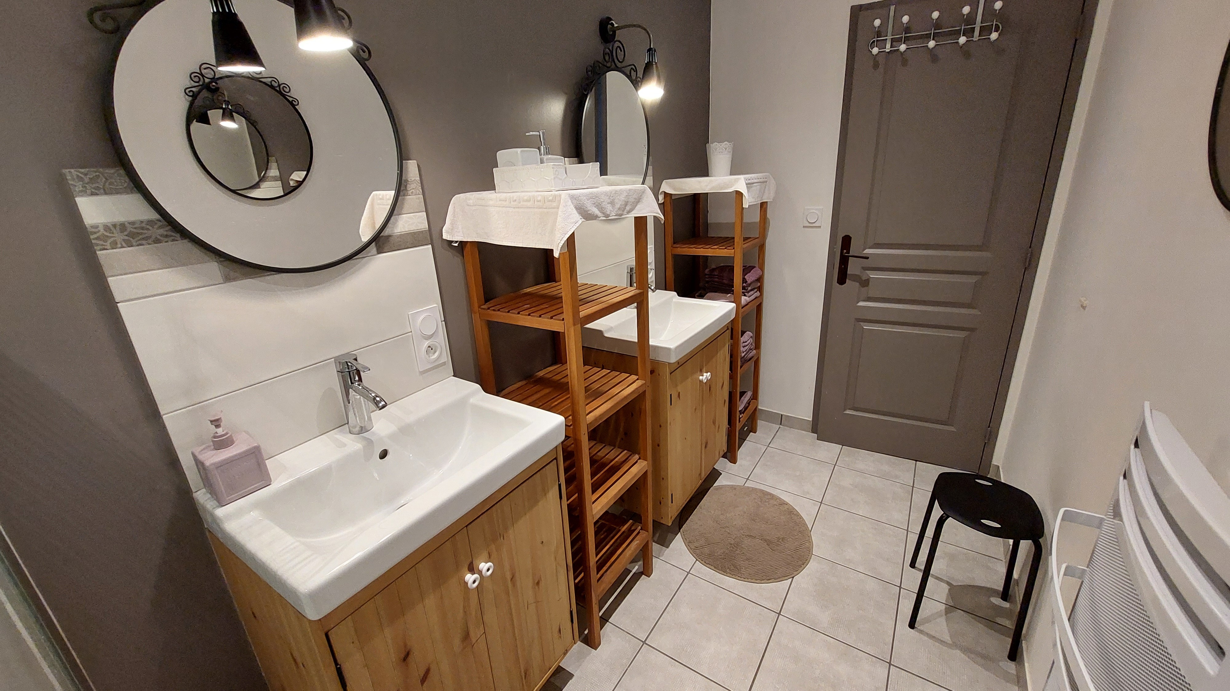 Salle de bain avec double vasque pour plus de confort