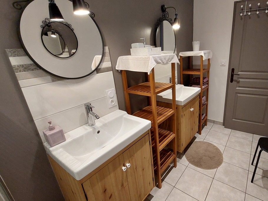Salle de bain avec double vasque pour plus de confort