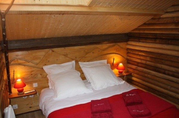 Chambre Cerise, environnement chalet avec sa salle de bain privée
