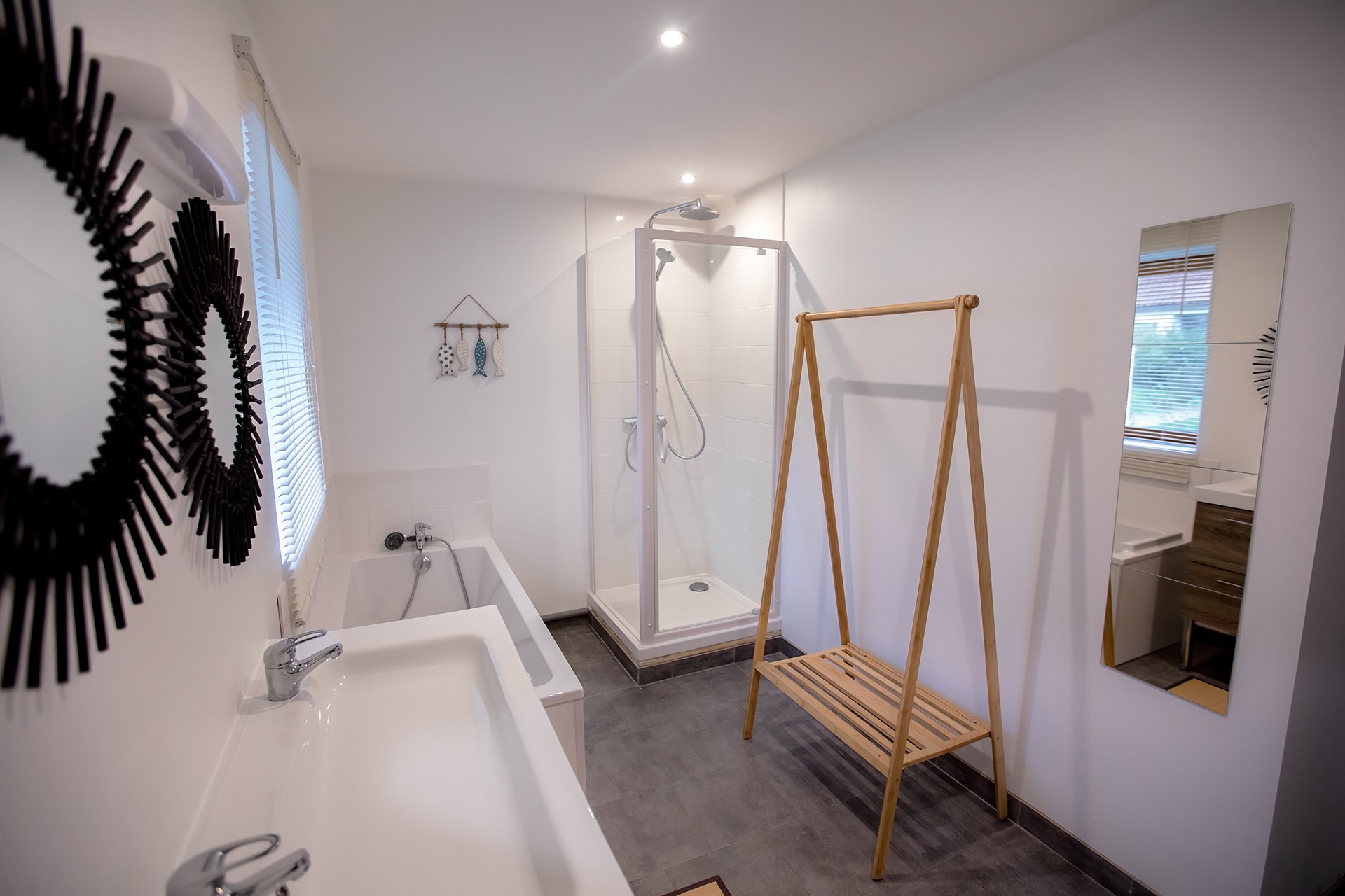 Salle de bains avec baignoire, douche et double vasques au RDC