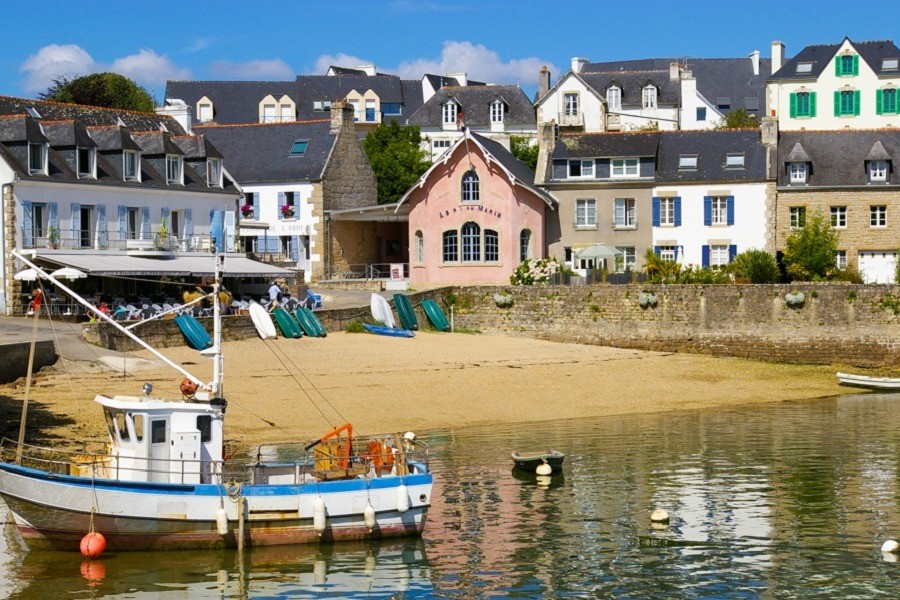 En face de Bénodet, embarquer à Bord du petit Bac pour venir découvrir le petit port de Sainte Marine
