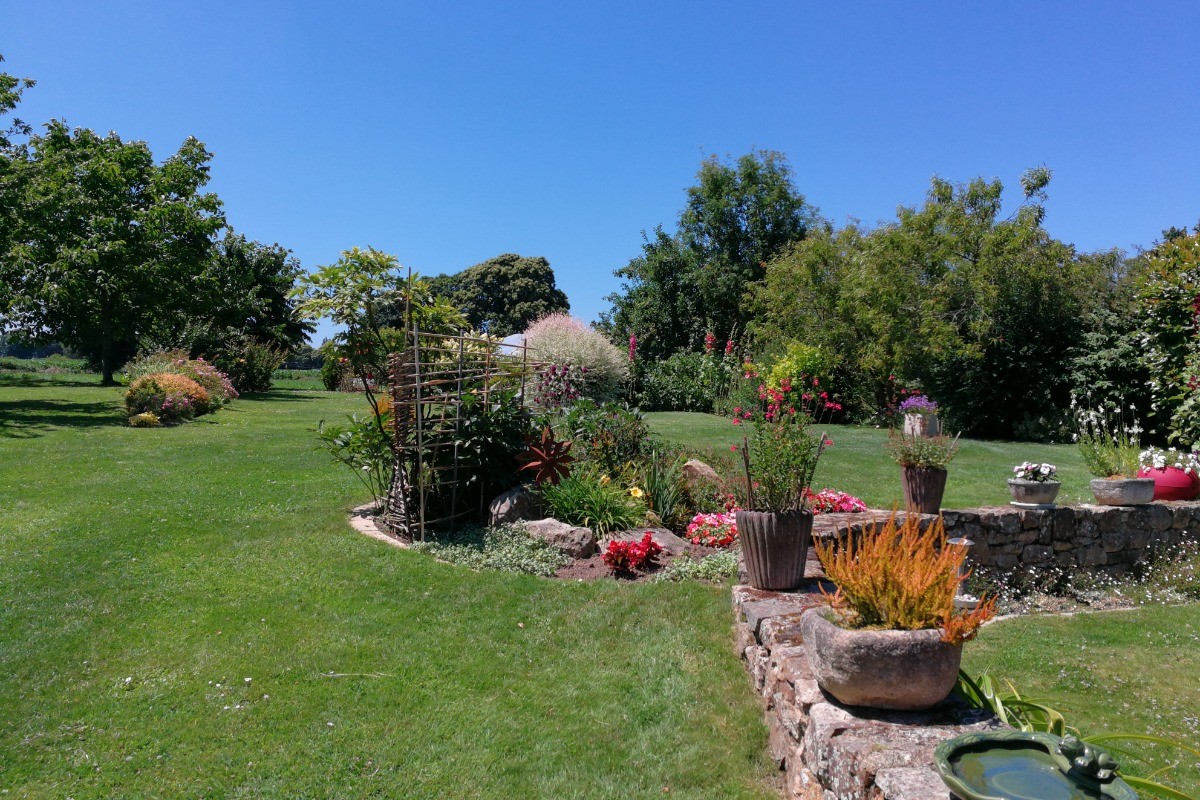 location  Le Faouët Clévacances Cozic le jardin