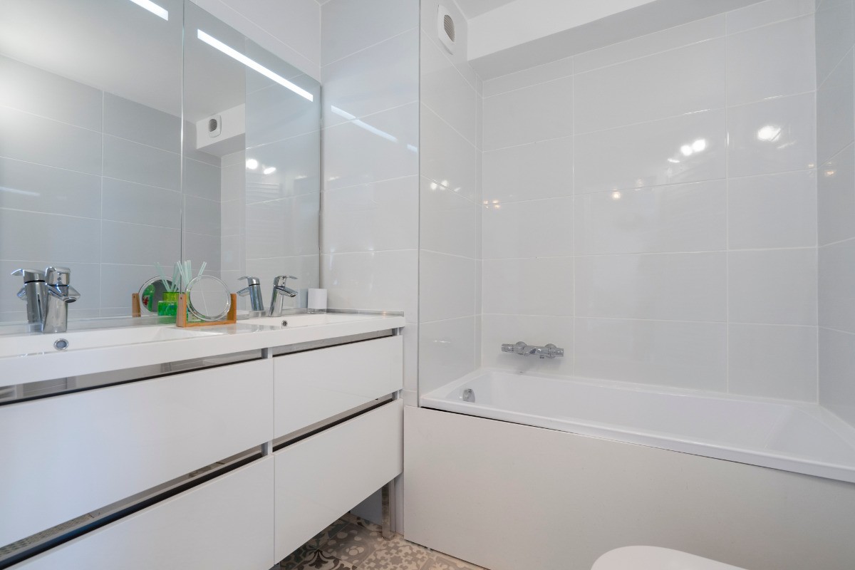 Salle de bain avec baignoire rez de chaussée