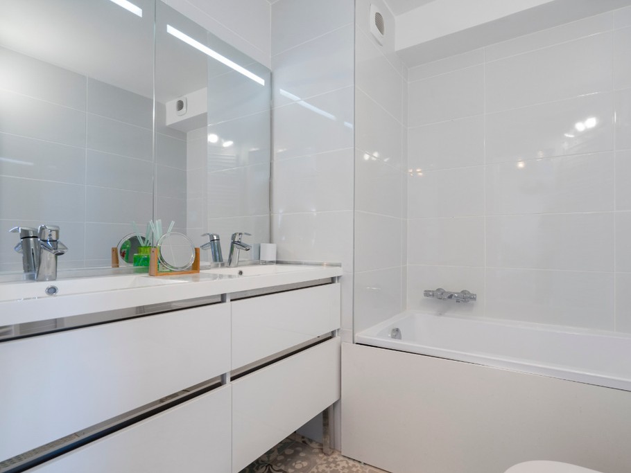 Salle de bain avec baignoire rez de chaussée