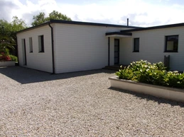 Location Clévacances à Tredrez Locquémeau, villa pour 6 avec SPA privé - entrée maison