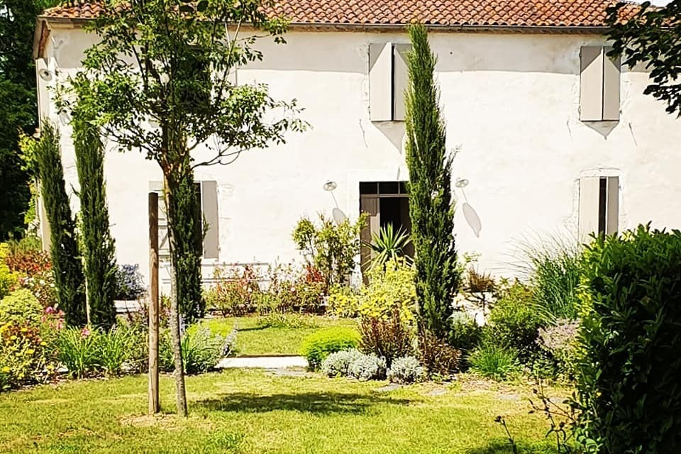 Un coin de jardin à Lassenat éco-maison d'Hôtes en Gascogne