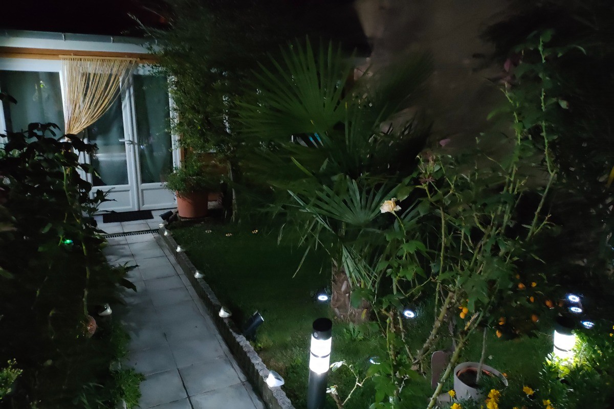 le jardin, le soir, menant à la chambre du bas